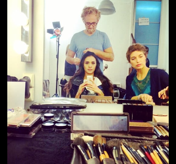 Leila, grande gagnante de Secret Story 8 a posté une photo d'elle en pleine séance maquillage avant un shooting pour la série Les mystères de l'amour. Novembre 2014.