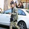Exclusif - Justin Bieber entouré de fans à Beverly Hills Los Angeles, le 17 Octobre 2014