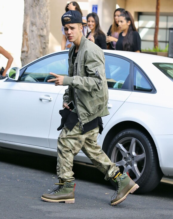 Exclusif - Justin Bieber entouré de fans à Beverly Hills Los Angeles, le 17 Octobre 2014
