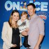 Beverley Mitchell avec son mari et sa fille - Spectacle Disney On Ice Let's Celebrate ! à Los Angeles, le 11 décembre 2014