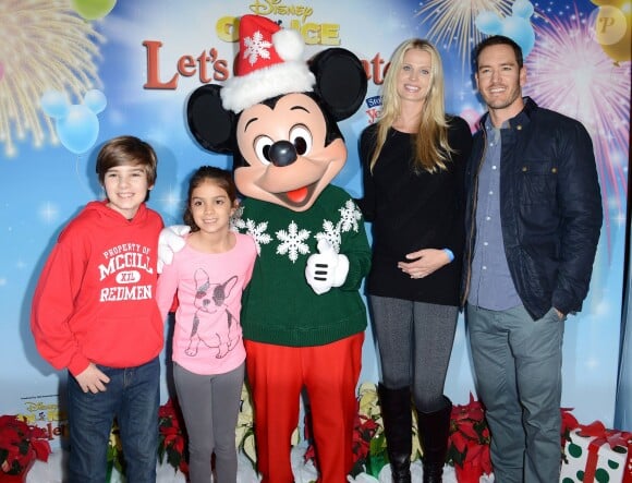 Mark-Paul Gosselaar, sa femme Catriona McGinn et ses enfants Michale et Ava - Spectacle Disney On Ice Let's Celebrate ! à Los Angeles, le 11 décembre 2014