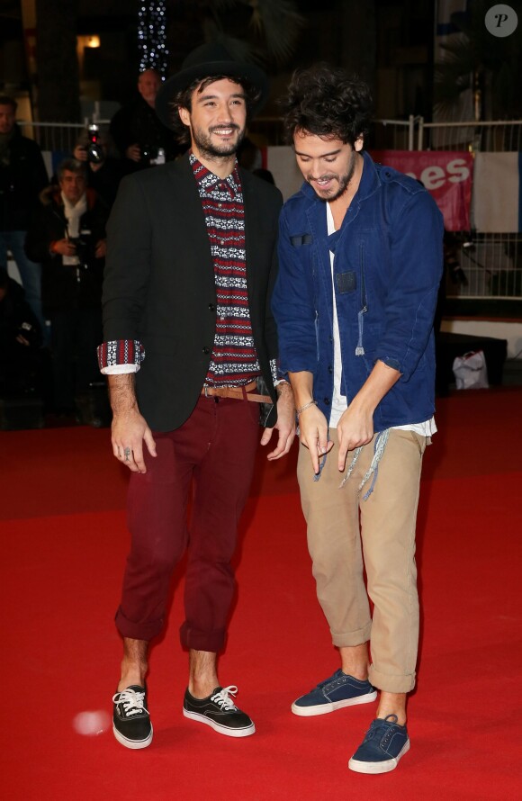 Jérémy Frérot et Flo Delavega (Les Frero Delavega), sur le tapis rouge de la 16e édition des NRJ Music Awards à Cannes, le samedi 13 décembre 2014.