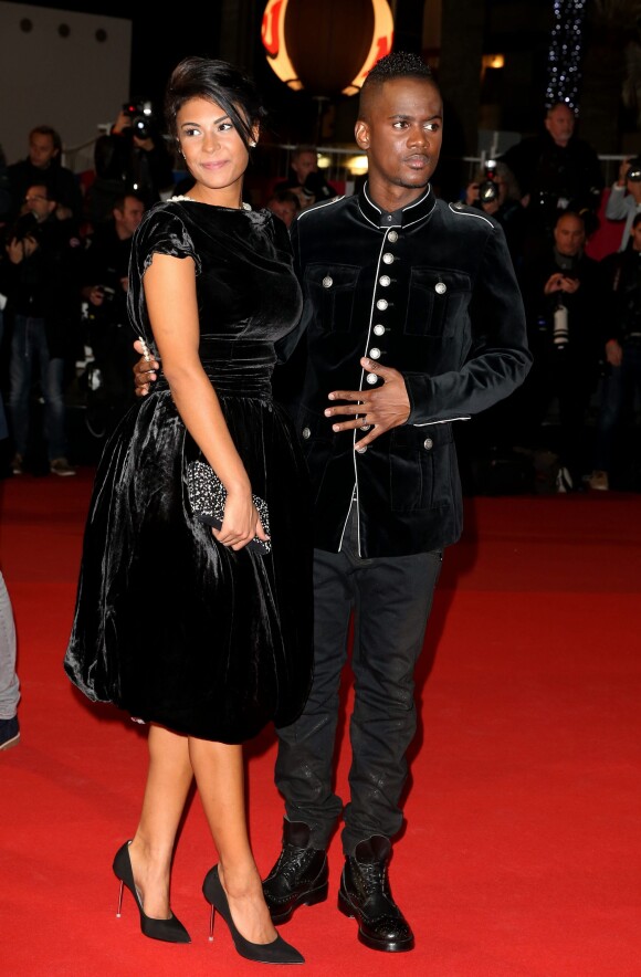Le chanteur Black M en charmante compagnie, sur le tapis rouge de la 16e édition des NRJ Music Awards à Cannes, le samedi 13 décembre 2014.