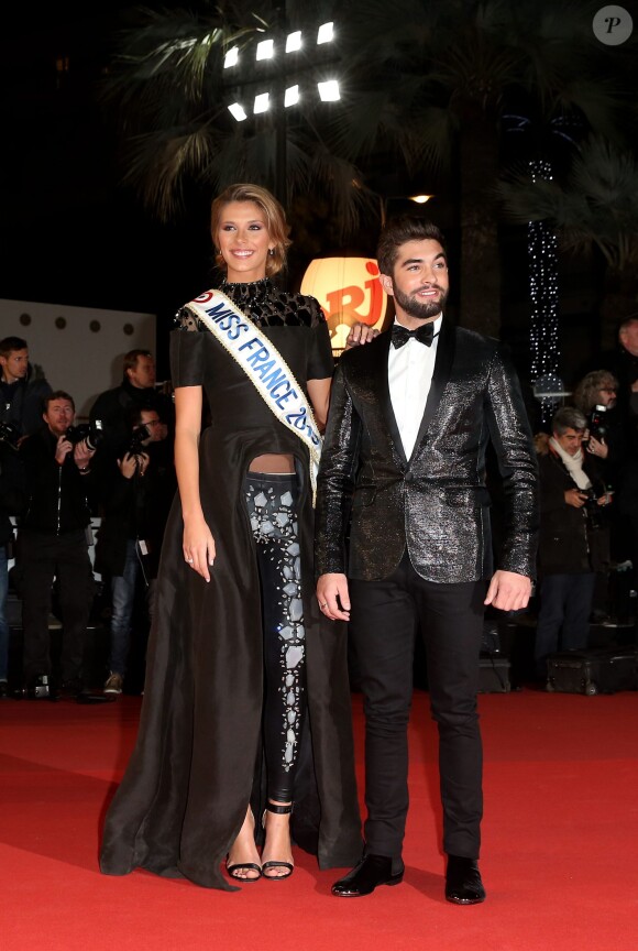 Camille Cerf (Miss France 2015) et Kendji Girac, sur le tapis rouge de la 16e édition des NRJ Music Awards à Cannes, le samedi 13 décembre 2014.