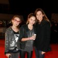 Véronika Loubry et sa fille Thylane, sur le tapis rouge de la 16e édition des NRJ Music Awards à Cannes, le samedi 13 décembre 2014.