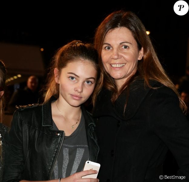 Véronika Loubry et sa fille Thylane, sur le tapis rouge de la 16e édition des NRJ Music Awards à Cannes, le samedi 13 décembre 2014.