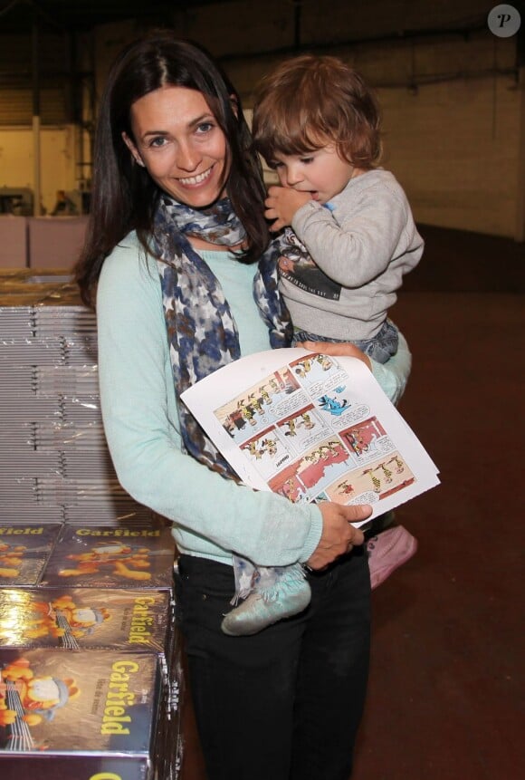 Exclusif - Adeline Blondieau et sa fille Wilona à l'imprimerie PPO où la star de "Sous le soleil de Saint-Tropez" imprime sa bande dessinée "Les Pochitos", à Palaiseau le 28 Mai 2013.