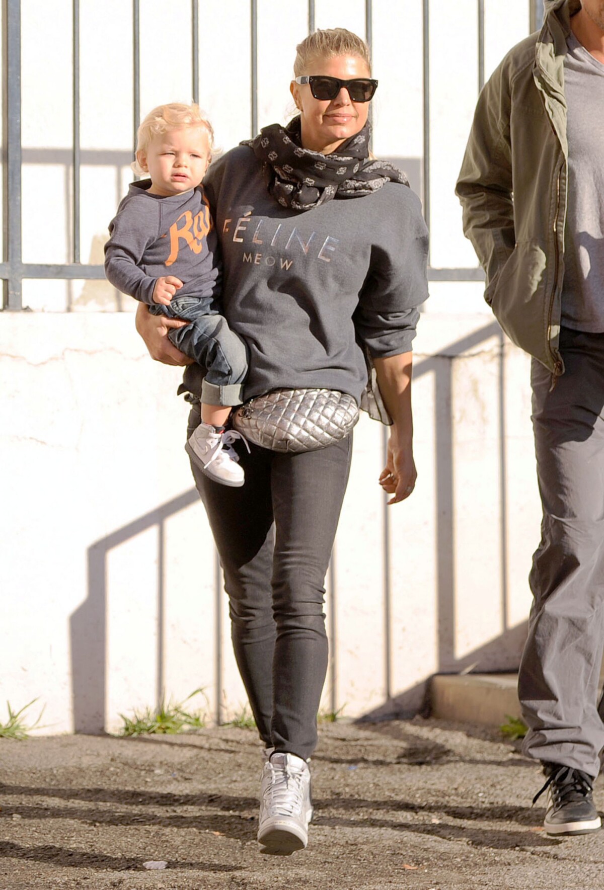 Vidéo Josh Duhamel, Fergie et leur fils Axl vont prendre leur petit