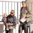  Josh Duhamel, sa femme Fergie et leur fils Axl vont prendre leur petit d&eacute;jeuner &agrave; Brentwood. Le 13 d&eacute;cembre 2014 