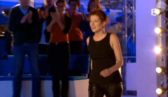 La chroniqueuse Natacha Polony, sexy en pantalon de cuir, a retrouvé Aymeric Caron et Laurent Ruquier dans "On n'est pas couché" sur France 2. Samedi 13 décembre 2014.