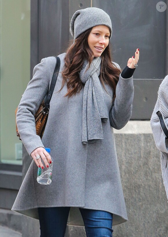 Jessica Biel enceinte fait du shopping avec une amie à New York, le 16 décembre 2014