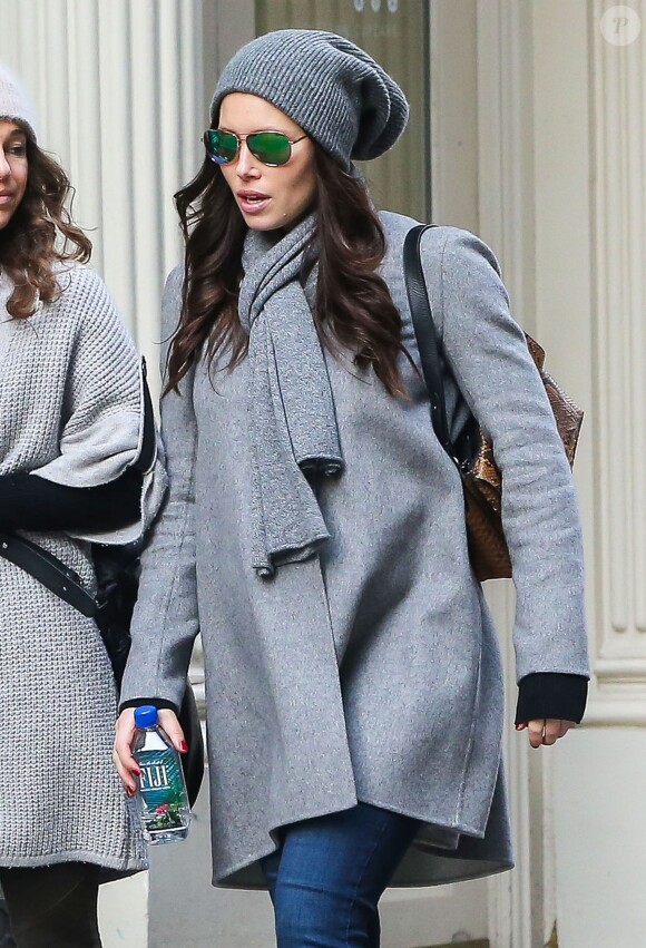 Jessica Biel enceinte fait du shopping avec une amie à New York, le 16 décembre 2014