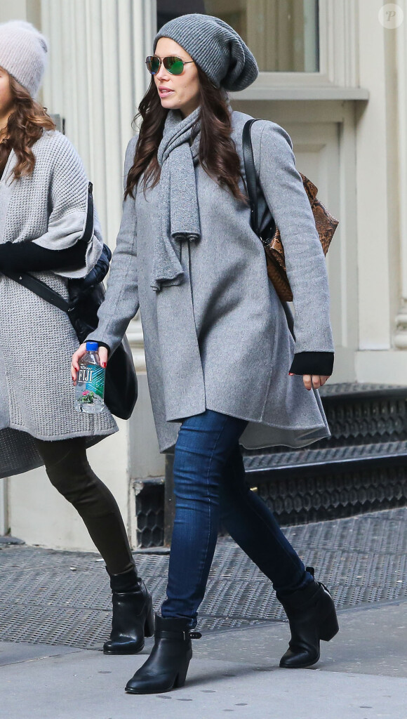 Jessica Biel enceinte fait du shopping avec une amie à New York, le 16 décembre 2014