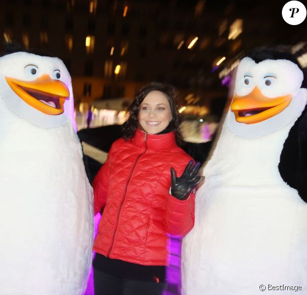 Nathalie Péchalat inaugure la patinoire de l'Hôtel de Ville de Paris avec les Pingouins du film Madagascar à Paris, le mardi 16 décembre 2014.