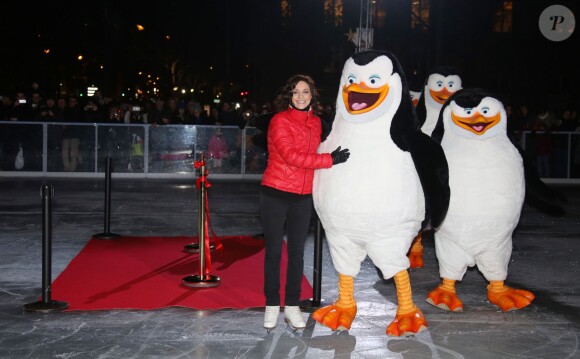 La patineuse Nathalie Péchalat inaugure la patinoire de l'Hôtel de Ville de Paris avec les Pingouins du film Madagascar à Paris, le mardi 16 décembre 2014.