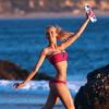 Kat Torres en plein shooting pour 138 Water sur une plage de Malibu. Le 10 décembre 2014.
