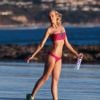Kat Torres en plein shooting pour 138 Water sur une plage de Malibu. Le 10 décembre 2014.