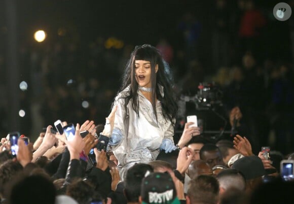 Rihanna et ses fans au Trocadéro, lors du tournage d'une vidéo pour son nouvel album, jusque-là intitulé (ou surnommé) R8. Paris, le 18 décembre 2014.