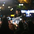  Rihanna s'offre un impressionnant bain de foule au Trocad&eacute;ro, lors du tournage d'une vid&eacute;o pour son nouvel album jusque-l&agrave; intitul&eacute; (ou surnomm&eacute;) R8. Paris, le 18 d&eacute;cembre 2014. 