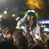 Rihanna s'offre un impressionnant bain de foule au Trocadéro, lors du tournage d'une vidéo pour son nouvel album jusque-là intitulé (ou surnommé) R8. Paris, le 18 décembre 2014.