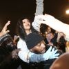 Rihanna, portée par un garde du corps, s'offre un impressionnant bain de foule au Trocadéro, lors du tournage d'une vidéo dans le cadre de son nouvel album, jusque-là intitulé (ou surnommé) R8. Paris, le 18 décembre 2014.