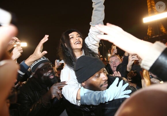 Rihanna, portée par un garde du corps, s'offre un impressionnant bain de foule au Trocadéro, lors du tournage d'une vidéo dans le cadre de son nouvel album, jusque-là intitulé (ou surnommé) R8. Paris, le 18 décembre 2014.