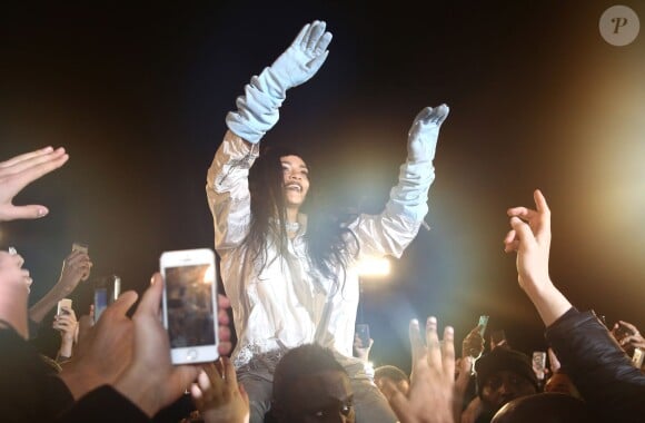 Rihanna s'offre un impressionnant bain de foule au Trocadéro, lors du tournage d'une vidéo dans le cadre de son nouvel album, jusque-là intitulé (ou surnommé) R8. Paris, le 18 décembre 2014.