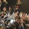 Rihanna et une ceintaine de ses fans participent au tournage d'une vidéo pour son nouvel album, jusque-là intitulé R8, au Trocadéro. Paris, le 18 décembre 2014.