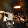 Rihanna et une ceintaine de ses fans participent au tournage d'une vidéo pour son nouvel album, jusque-là intitulé R8, au Trocadéro. Paris, le 18 décembre 2014.