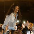  Rihanna et une ceintaine de ses fans participent au tournage d'une vid&eacute;o pour son nouvel album, jusque-l&agrave; intitul&eacute; R8, au Trocad&eacute;ro. Paris, le 18 d&eacute;cembre 2014. 