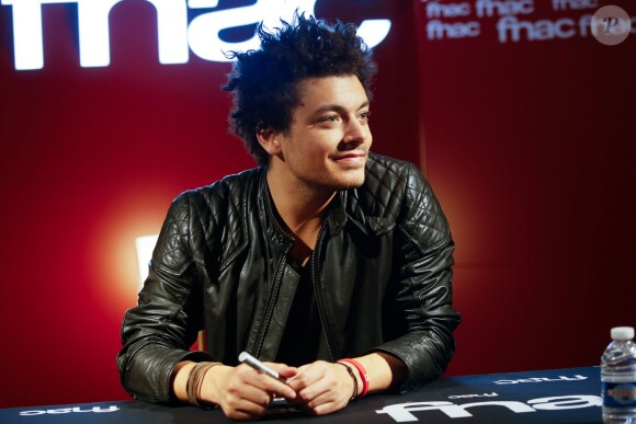 Kev Adams en séance de dédicaces à la Fnac des Ternes, à Paris, le 5 novembre 2014.