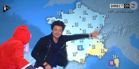 Kev Adams présente la météo du i-Télé, le vendredi 19 décembre 2014.