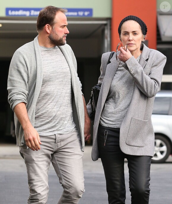 Exclusif - Sharon Stone et son nouveau boyfirend David DeLuise à West Hollywood, le 19 décembre 2014. L'homme, acteur de la série Les Sorciers de Waverly Place (il y joue le papa de Selena Gomez) a 13 ans de moins de l'icône hollywoodienne.