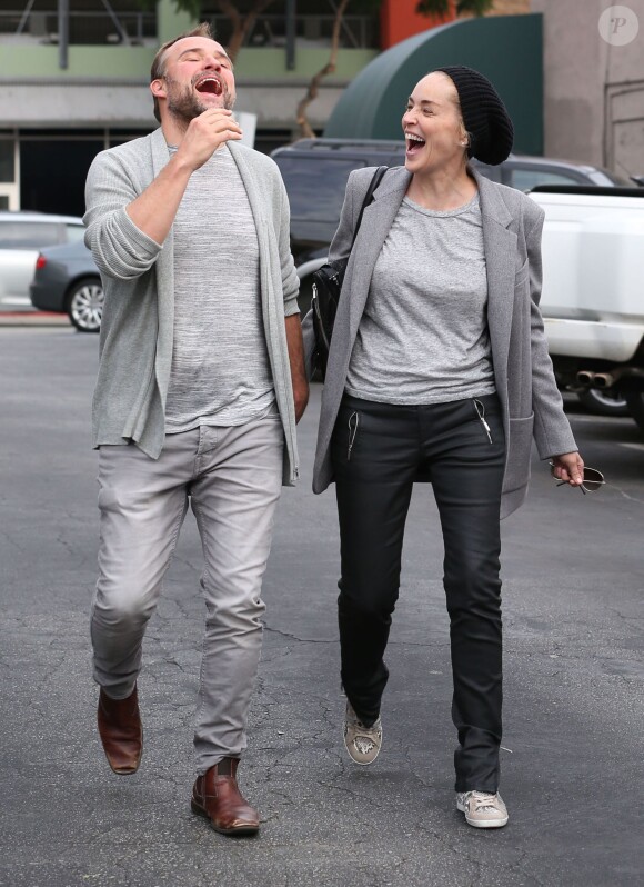 Exclusif - Sharon Stone et son boyfriend David DeLuise hilares à West Hollywood, le 19 décembre 2014. L'homme, acteur de la série Les Sorciers de Waverly Place (il y joue le papa de Selena Gomez) a 13 ans de moins de l'icône hollywoodienne.