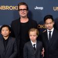  Brad Pitt avec ses enfants Maddox Jolie-Pitt, Pax Jolie-Pitt, Shiloh Jolie-Pitt &agrave; la premi&egrave;re du film "Unbroken" &agrave; Hollywood, le 15 d&eacute;cembre 2014. 
 &nbsp; 