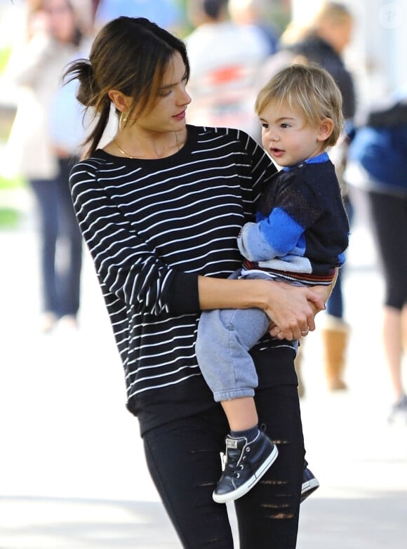 Alessandra Ambrosio en balade avec son fils Noah en décembre 2014