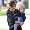 Alessandra Ambrosio avec son fils Noah dans les bras en décembre 2014