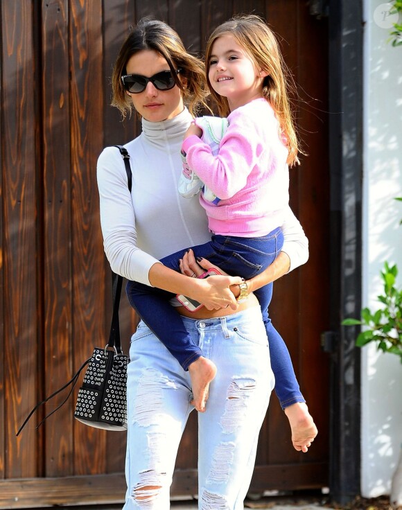 Alessandra Ambrosio emmène ses enfants Anja et Noah à une fête d'anniversaire à West Hollywood, le 7 décembre 2014.