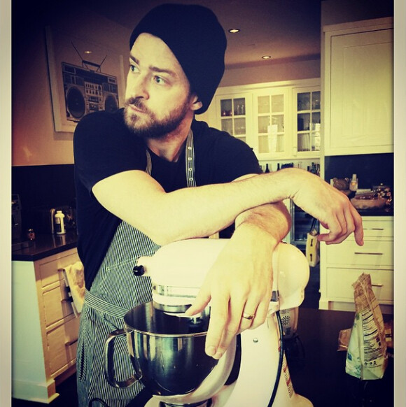 Justin Timberlake prépare quelques patisseries pour fêter Noël avec son épouse Jessica Biel, enceinte, le 26 décembre 2014. 