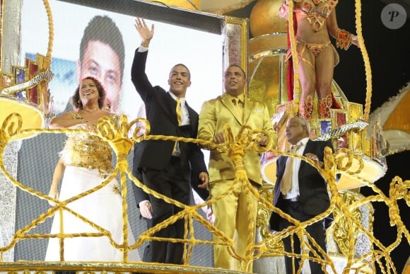 Ronaldo, ses parents Nélio et Sonia, sa fiancée Paula Morais et son fils sur un char à sa gloire au carnaval de São Paulo au Brésil le 1er mars 2014.