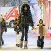 Laeticia Hallyday et ses filles Jade et Joy font des courses à Gstaad, le 27 décembre 2014.