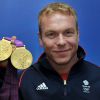 Chris Hoy avec ses deux médailles d'or décrochées à Londres lors des JO, à la Team GB House de Londres, le 7 août 2012