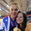 Sir Chris Hoy et son épouse Sarra après sa médaille d'or décrochée sur l'épreuve du sprint par équipe, au Vélodrome de Londres, lors des JO, le 2 août 2012