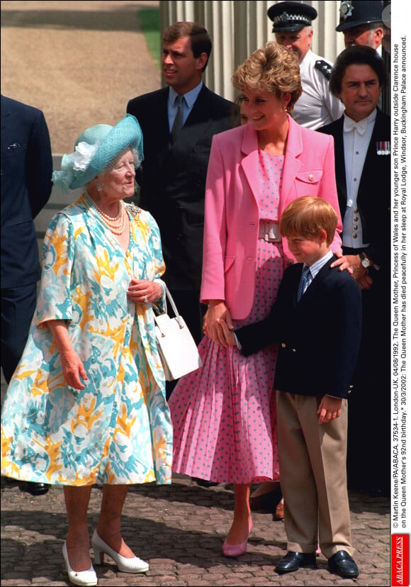 La reine mère avec Lady Di et le prince Harry lors de son 92e anniversaire en août 1992