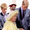 La reine mère aidée par le prince William à Clarence House en 1999