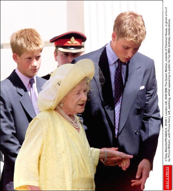 La reine mère aidée par le prince William à Clarence House en 1999