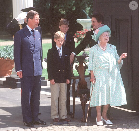 La reine mère avec le prince Charles, Harry et William en 1995.