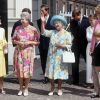 La reine mère, entourée de ses filles la princesse Margaret et la reine Elizabeth II, et de la princesse Diana, salue la foule devant Clarence House en août 1992, lors de son 92e anniversaire.