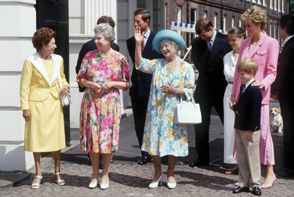 La reine mère, entourée de ses filles la princesse Margaret et la reine Elizabeth II, et de la princesse Diana, salue la foule devant Clarence House en août 1992, lors de son 92e anniversaire.