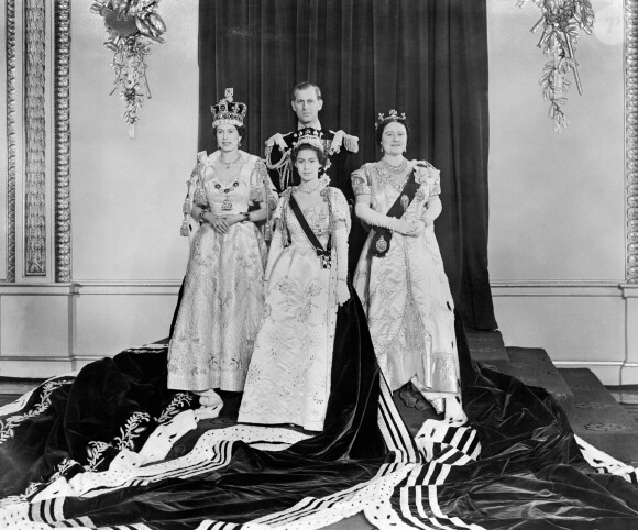 La reine Elizabeth II (à gauche) lors de son couronnement en 1953, entourée du duc d'Edimbourg, de la princesse Margaret et de la reine mère.